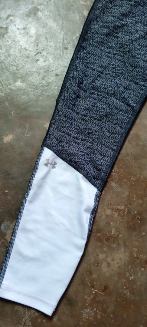 Under Armour HeatGear Compression Leggings (Category: Activewear) located in Manila. Submitted by ezekislacl02490 (Listing ID 1464384209, Image 3). Description: - Brand: Under Armour - Style: HeatGear Compression Leggings - Color: Grey marled with white panels on lower leg - Fit: Comfortable and supportive - Ideal for: Workouts or everyday wear - Size: SM/P/CH.