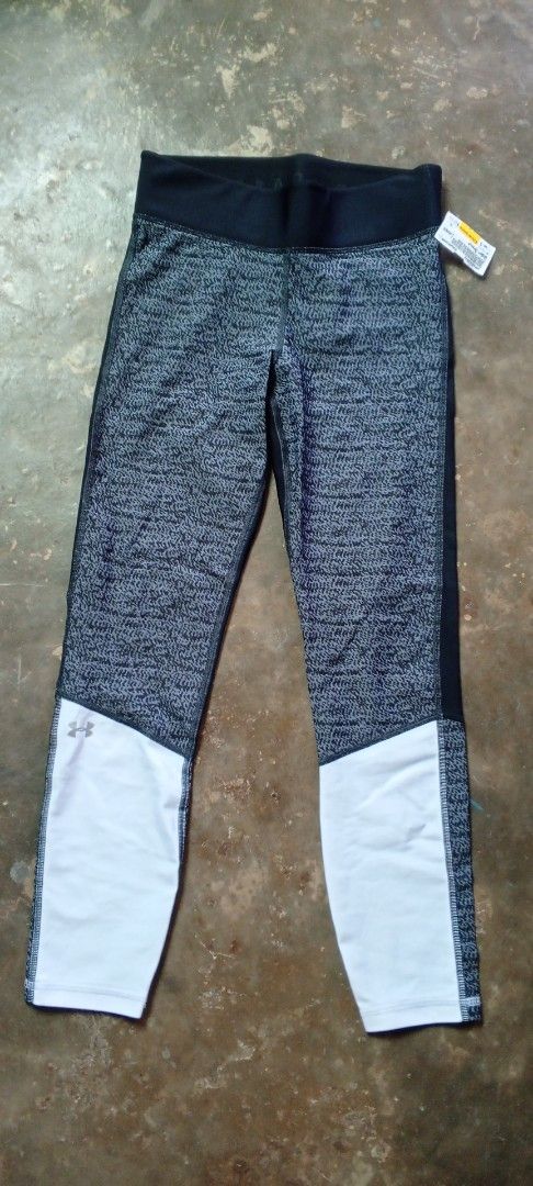 Under Armour HeatGear Compression Leggings (Category: Activewear) located in Manila. Submitted by ezekislacl02490 (Listing ID 1464384209, Image 2). Description: - Brand: Under Armour - Style: HeatGear Compression Leggings - Color: Grey marled with white panels on lower leg - Fit: Comfortable and supportive - Ideal for: Workouts or everyday wear - Size: SM/P/CH.