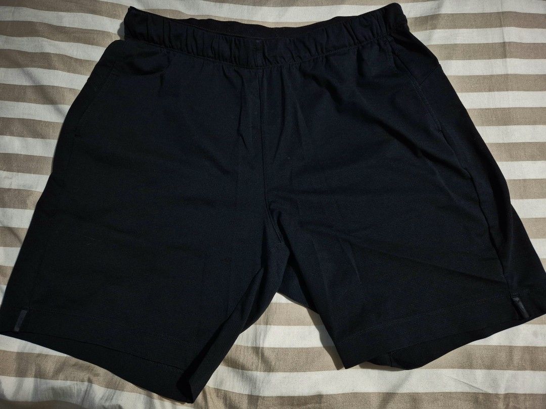 UNIQLO AIRISM ACTIVE SHORTS (LARGE) (Category: Activewear) located in Baguio. Submitted by uniq_lyn (Listing ID 1464471852, Image 1). Description: garterized waist = 32 inches.