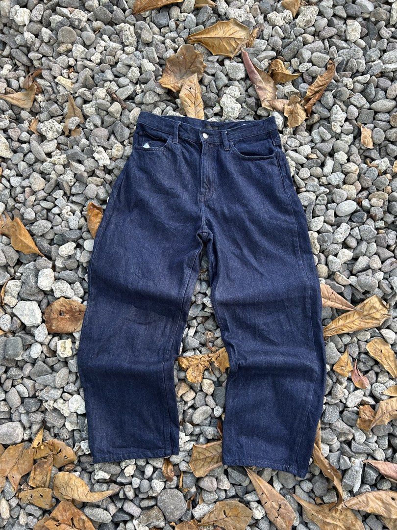 Uniqlo Baggy Pants (Category: Jeans) located in Makati City. Submitted by roldanamparo (Listing ID 1464431352, Image 1). Description: Uniqlo Baggy Pants Color rate 9.8/10 Excellent condi No issue •Waist:32 •Length:42.5 •Leg Opening:9.2 Pm📩.
