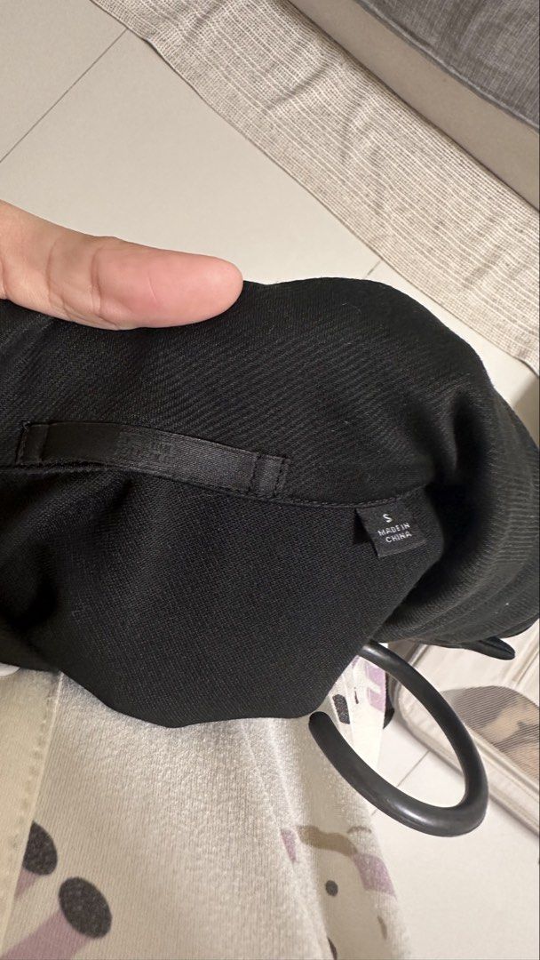 Uniqlo Black Blazer (Category: Coats, Jackets and Outerwear) located in Muntinlupa City. Submitted by shop.me.11 (Listing ID 1464455313, Image 3). Description: Uniqlo Black Blazer Small.