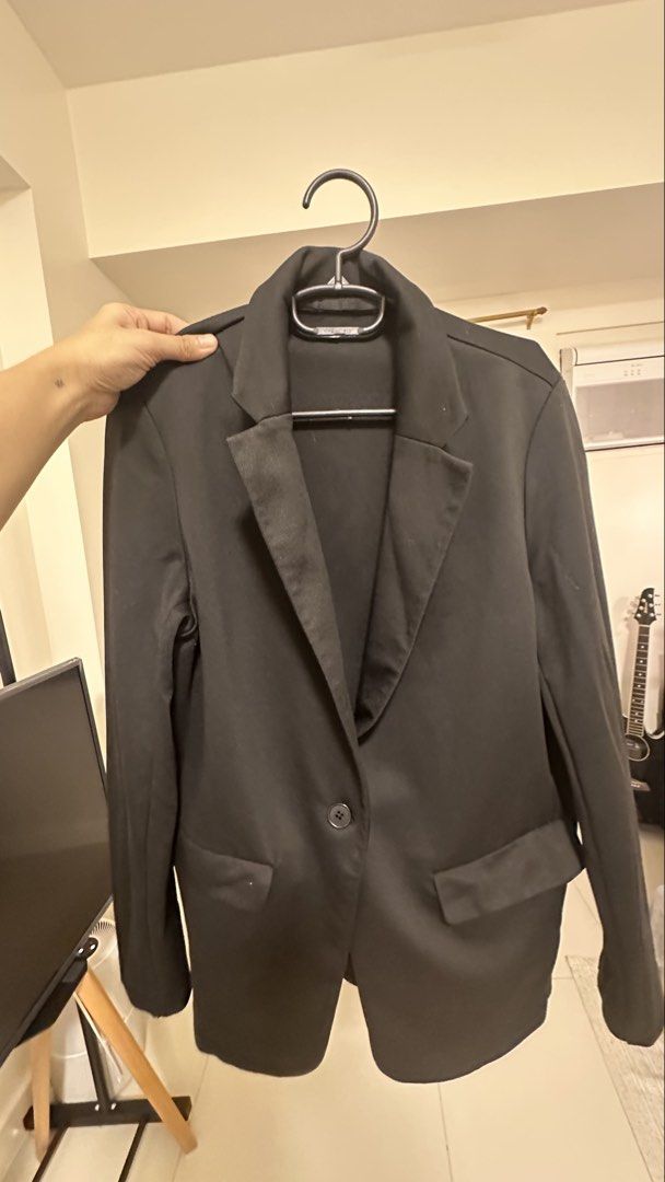 Uniqlo Black Blazer (Category: Coats, Jackets and Outerwear) located in Muntinlupa City. Submitted by shop.me.11 (Listing ID 1464455313, Image 2). Description: Uniqlo Black Blazer Small.
