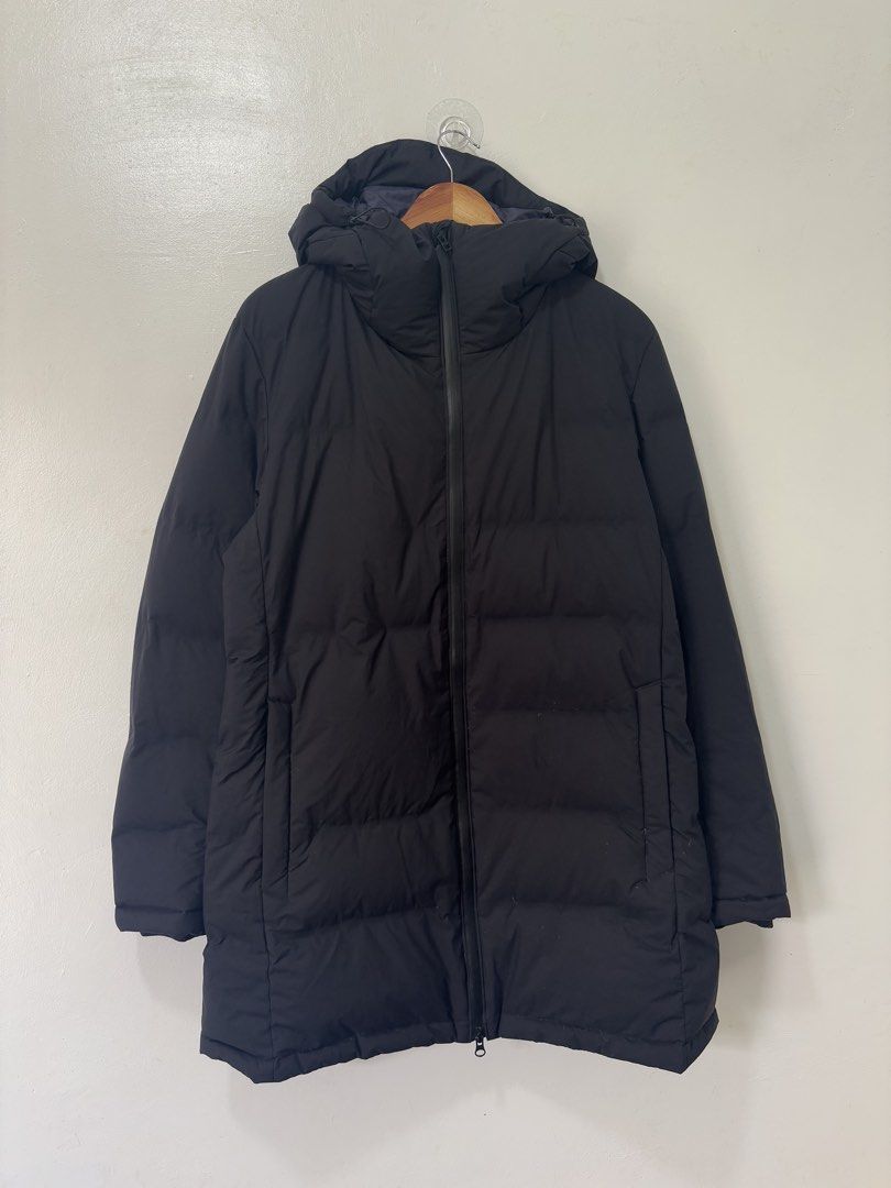 Uniqlo Black Down Puffer Jacket Men Medium (Category: Coats, Jackets and Outerwear) located in Balanga. Submitted by winterlab_ph (Listing ID 1464458398, Image 1). Description: Code: C054 Width: 23.5 Length: 33.5 Shoulders: 19 Sleeves: 27 : needs wash.