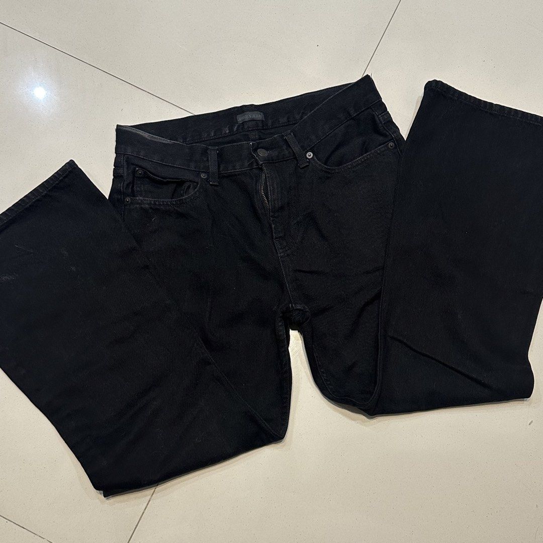 UNIQLO Black Slim Flared Jeans (Category: Jeans) located in Manila. Submitted by filoved__ (Listing ID 1464442353, Image 2). Description: - Low waist - Size 27 (can refer to UNIQLO’s size guide for specific measurements) - Very high quality!! Only used once - When worn pictures are from the official UNIQLO website.