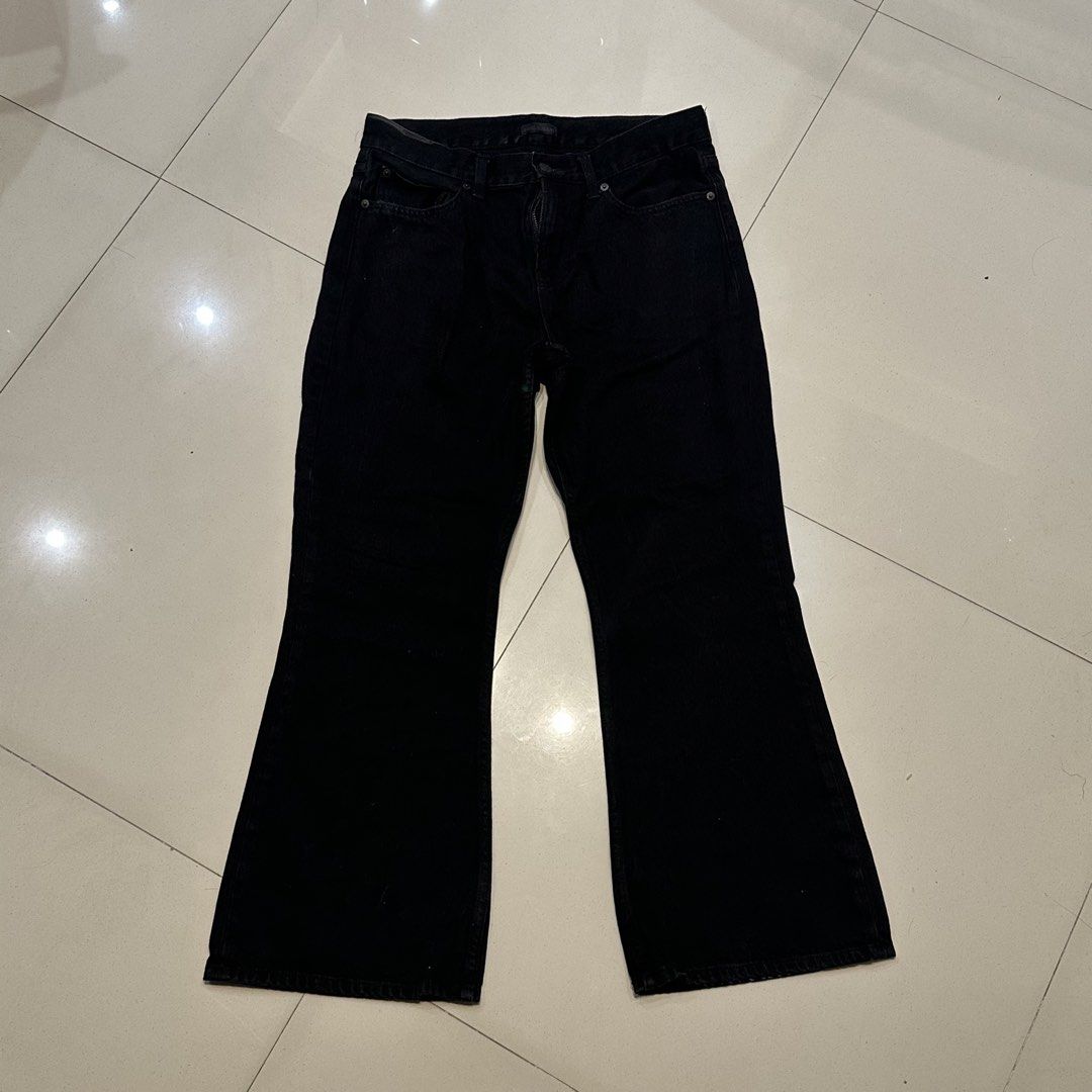 UNIQLO Black Slim Flared Jeans (Category: Jeans) located in Manila. Submitted by filoved__ (Listing ID 1464442353, Image 3). Description: - Low waist - Size 27 (can refer to UNIQLO’s size guide for specific measurements) - Very high quality!! Only used once - When worn pictures are from the official UNIQLO website.