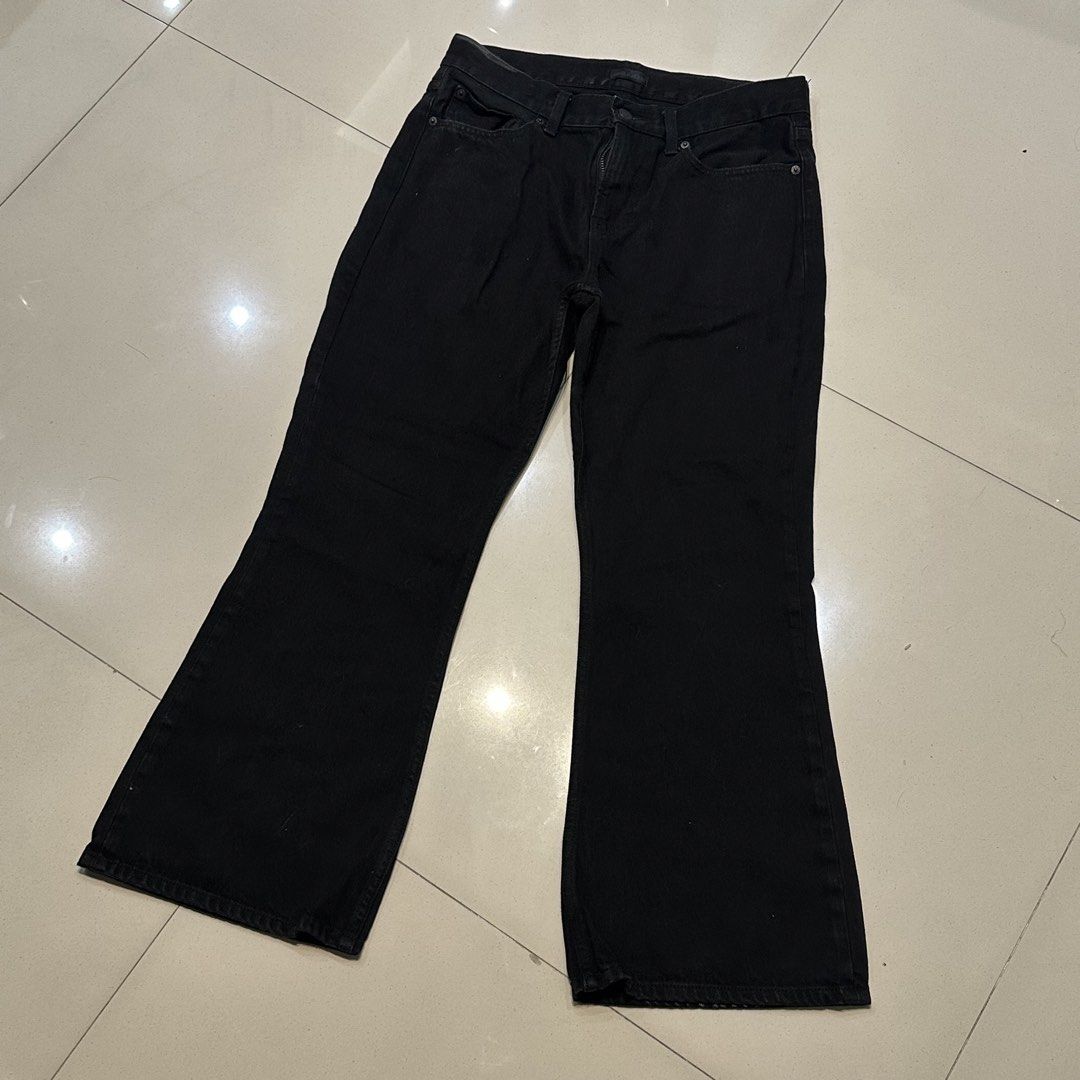 UNIQLO Black Slim Flared Jeans (Category: Jeans) located in Manila. Submitted by filoved__ (Listing ID 1464442353, Image 1). Description: - Low waist - Size 27 (can refer to UNIQLO’s size guide for specific measurements) - Very high quality!! Only used once - When worn pictures are from the official UNIQLO website.