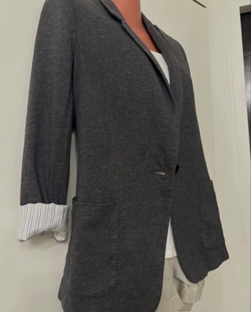 Uniqlo Blazer (Category: Coats, Jackets and Outerwear) located in San Juan City. Submitted by decluttzi (Listing ID 1464393947, Image 2). Description: .