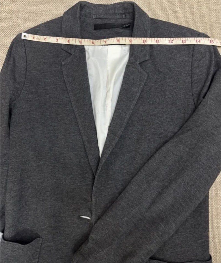 Uniqlo Blazer (Category: Coats, Jackets and Outerwear) located in San Juan City. Submitted by decluttzi (Listing ID 1464393947, Image 3). Description: .