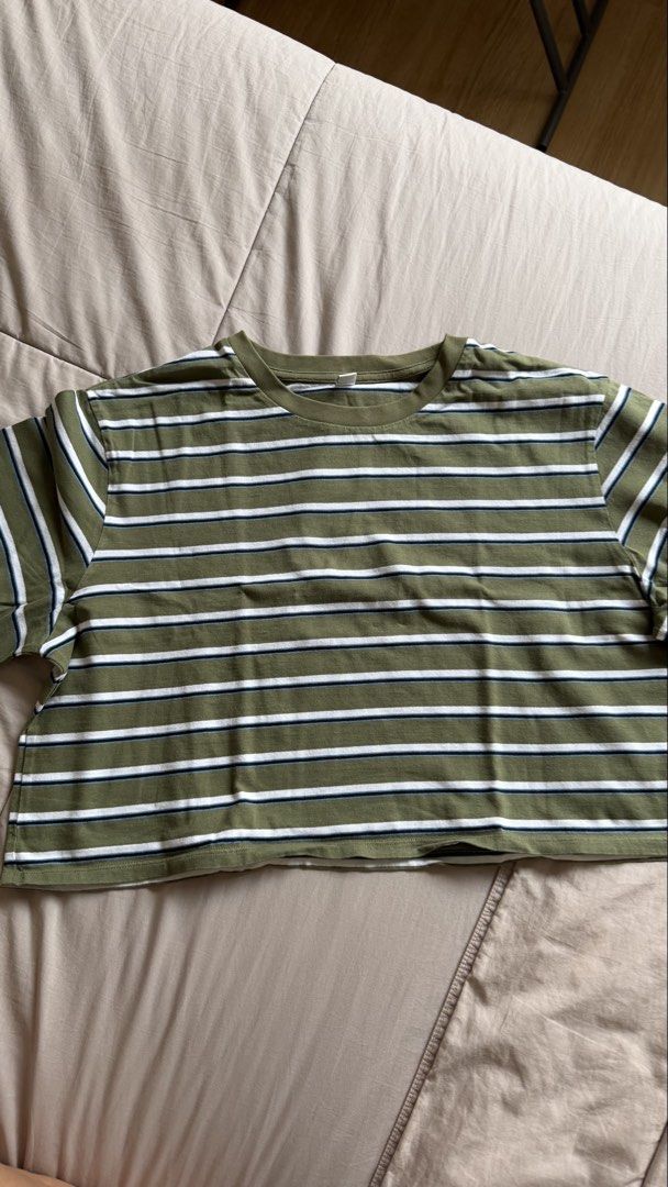Uniqlo Boxy Cropped Tshirt (Category: Shirts) located in Makati City. Submitted by nisayaptinchay (Listing ID 1464367161, Image 1). Description: - Uniqlo cropped t-shirt - Green and white stripes - Short sleeves - Crew neck - Made in Vietnam - Ideal for casual wear.