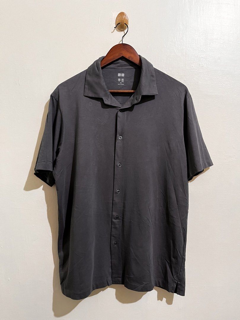 UNIQLO BUTTON DOWN AIRISM (Category: Activewear) located in Sagay. Submitted by jan_arvene (Listing ID 1464456731, Image 1). Description: 📌 Uniqlp button down airism Comfy tela Size XL 28” length 23” width Good condition and color rate Pm.