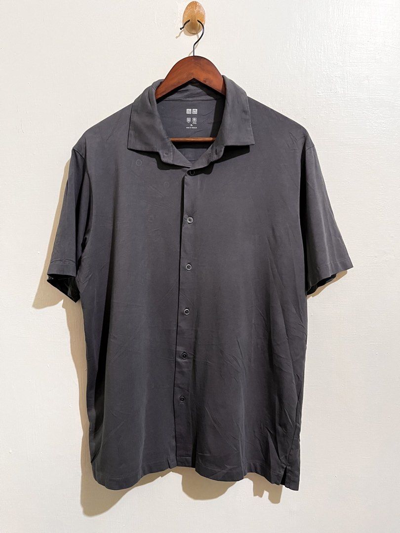 UNIQLO BUTTON DOWN AIRISM (Category: Activewear) located in Sagay. Submitted by jan_arvene (Listing ID 1464456731, Image 2). Description: 📌 Uniqlp button down airism Comfy tela Size XL 28” length 23” width Good condition and color rate Pm.