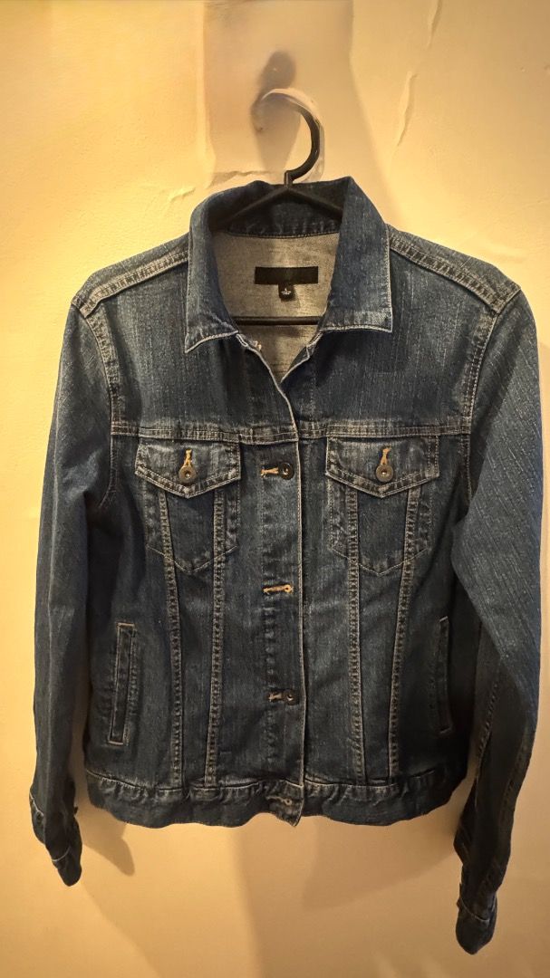 Uniqlo Denim Jacket (Category: Others Tops) located in Caloocan City. Submitted by elis.ntn (Listing ID 1464485153, Image 2). Description: .