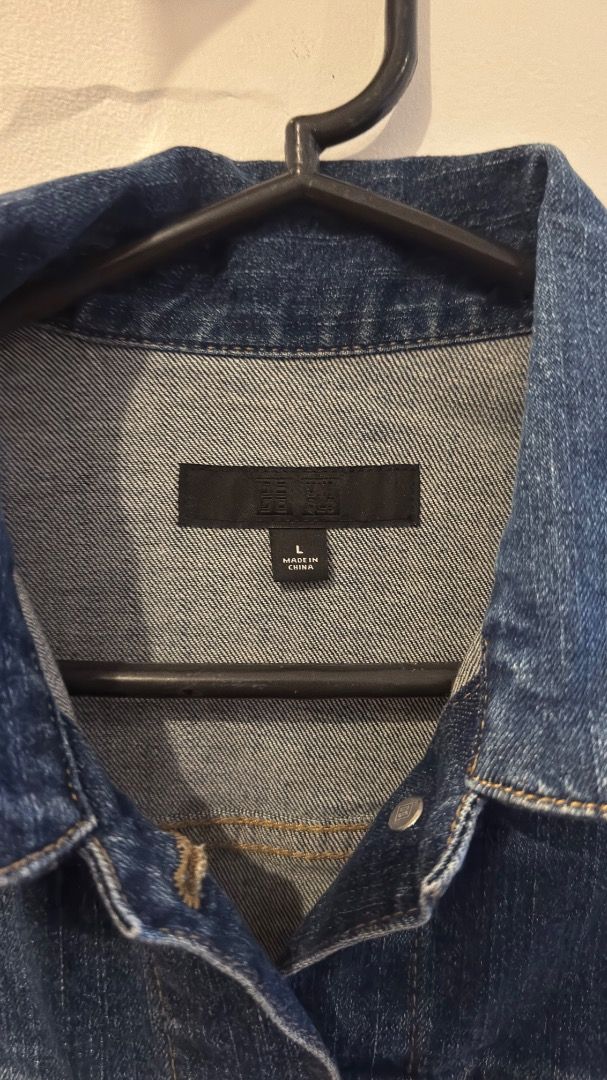 Uniqlo Denim Jacket (Category: Others Tops) located in Caloocan City. Submitted by elis.ntn (Listing ID 1464485153, Image 3). Description: .