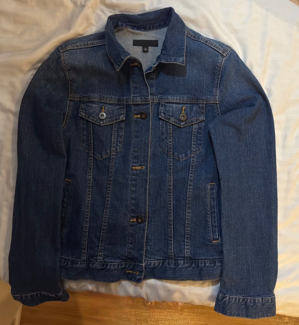 Uniqlo Denim Jacket (Category: Others Tops) located in Caloocan City. Submitted by elis.ntn (Listing ID 1464485153, Image 1). Description: .