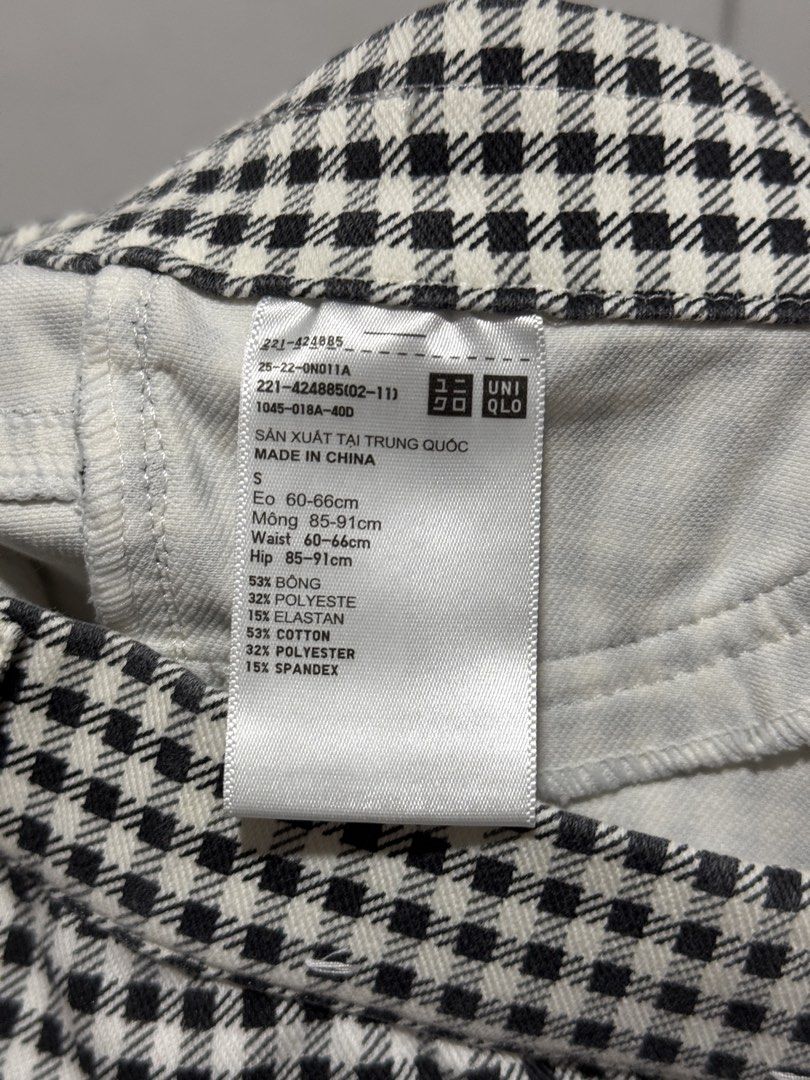 UNIQLO Gingham Cropped Leggings Size S (Category: Other Bottoms) located in Manila. Submitted by krisstine093124 (Listing ID 1464461437, Image 2). Description: - UNIQLO Gingham Check Pants - Size S - Stretchy material.