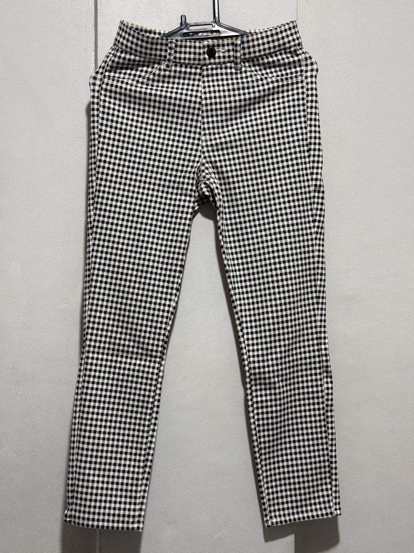 UNIQLO Gingham Cropped Leggings Size S (Category: Other Bottoms) located in Manila. Submitted by krisstine093124 (Listing ID 1464461437, Image 1). Description: - UNIQLO Gingham Check Pants - Size S - Stretchy material.