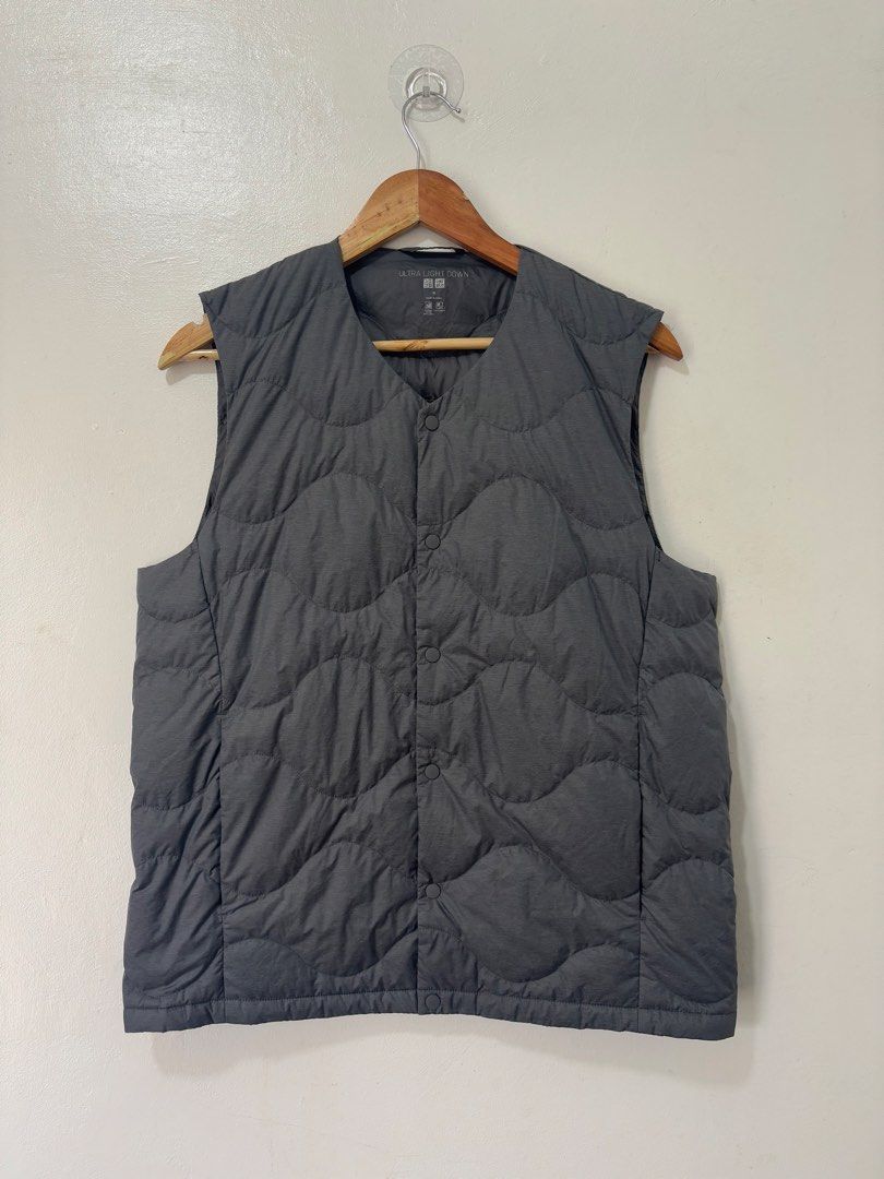 Uniqlo Gray Vest Men Medium (Category: Coats, Jackets and Outerwear) located in Balanga. Submitted by winterlab_ph (Listing ID 1464458752, Image 3). Description: Code: C055 Width: 20.5 Length: 25 Shoulders: 15.5 : needs wash.