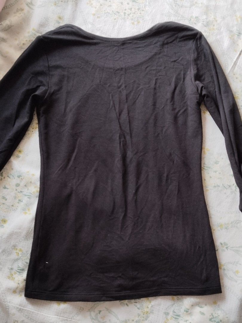 uniqlo heattech black long sleeve (Category: Longsleeves) located in General Trias. Submitted by chcopdding (Listing ID 1464444315, Image 2). Description: size: l on tag the fabric feels soft and comfortable! decluttering!! this is second hand from my personal wardrobe expect some minor flaws! buy at ur own risk:)) mop: gcash/maribank mod: jnt/lalamove place: gentries, cavities dm for more details:)).