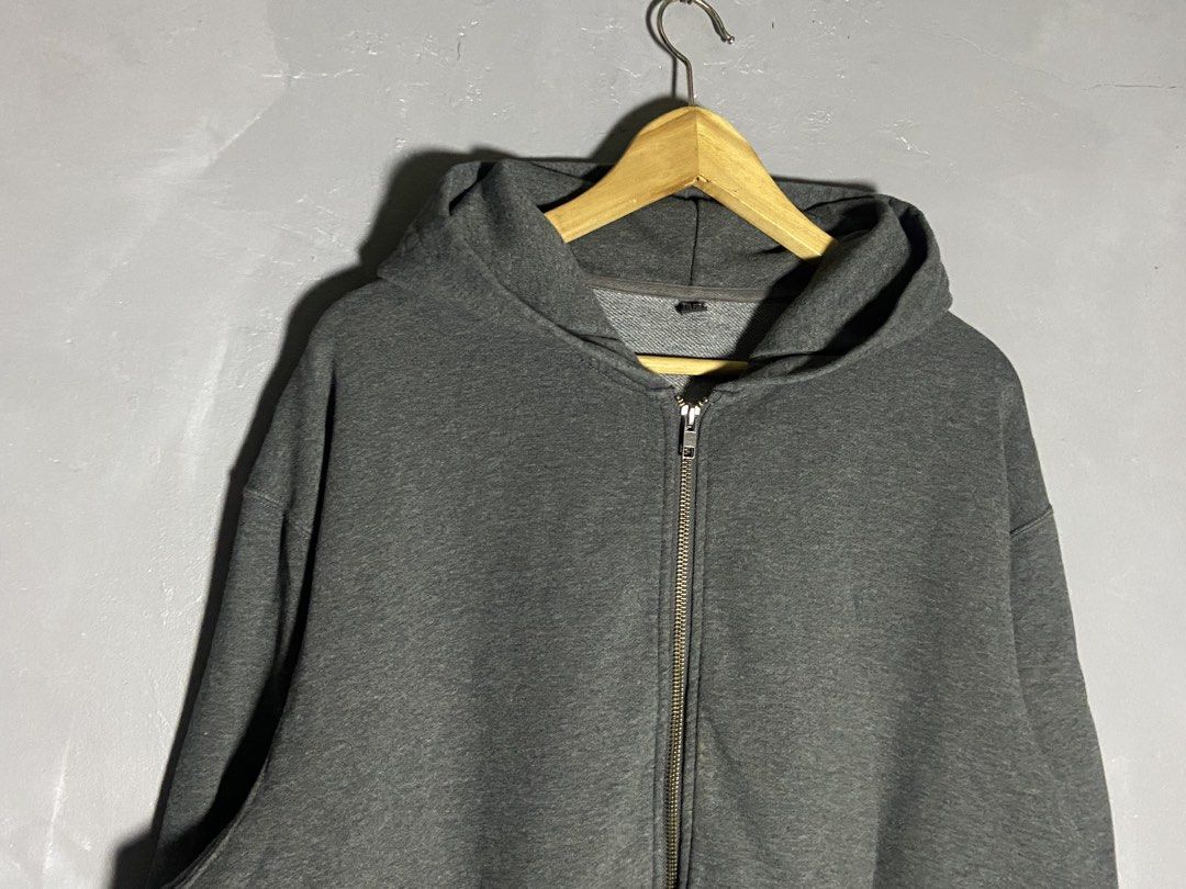 Uniqlo hoodie (Category: Activewear) located in Cabuyao City. Submitted by chukz_x (Listing ID 1464533048, Image 3). Description: Uniqlo hoodie Size : XXL Dimes : 27W 28L Condition : Excellent Issue : none Price : 500 📍READY TO WEAR 📍Cabuyao Laguna .