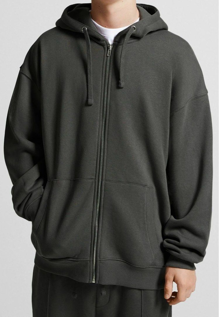 Uniqlo hoodie (Category: Activewear) located in Cabuyao City. Submitted by chukz_x (Listing ID 1464533048, Image 1). Description: Uniqlo hoodie Size : XXL Dimes : 27W 28L Condition : Excellent Issue : none Price : 500 📍READY TO WEAR 📍Cabuyao Laguna .