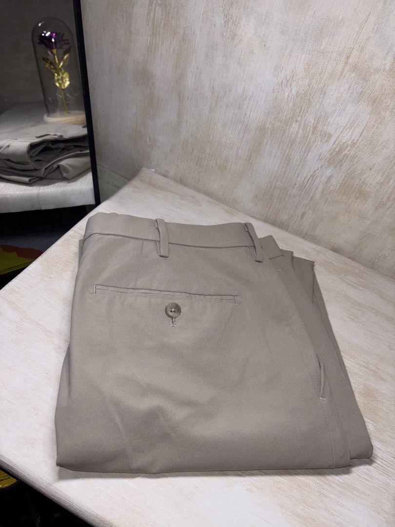 UNIQLO KHAKI PANTS (Category: Trousers) located in Cabuyao City. Submitted by pormanation-thrift-store (Listing ID 1464395746, Image 3). Description: UNIQLO KHAKI PANTS Condition: LIKE NEW Color rate: 10/10 (PWEDE SA MASELAN) Size: 32 Dimes: 32”Wx39”L Issue: NONE❌ Price: 950.