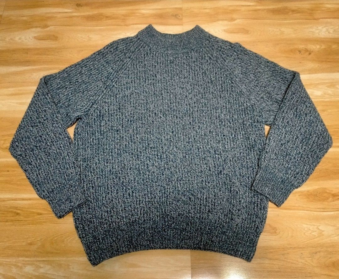 UNIQLO KNITTED SWEATSHIRT (Category: Tshirts & Polo Shirts ) located in Cabuyao City. Submitted by Bike_Clothing10 (Listing ID 1464473242, Image 1). Description: READ FIRST... FOR SALE: UNIQLO KNITTED SWEATSHIRT Excellent Condition Looks New L on Tag Dimes: 21.5 x 26 Meduim to Large Fit PRICE: 1K + SF PICK UP OR SHIPPING LOCATION: Cabuyao Laguna -NO COD/COP- DM📩.