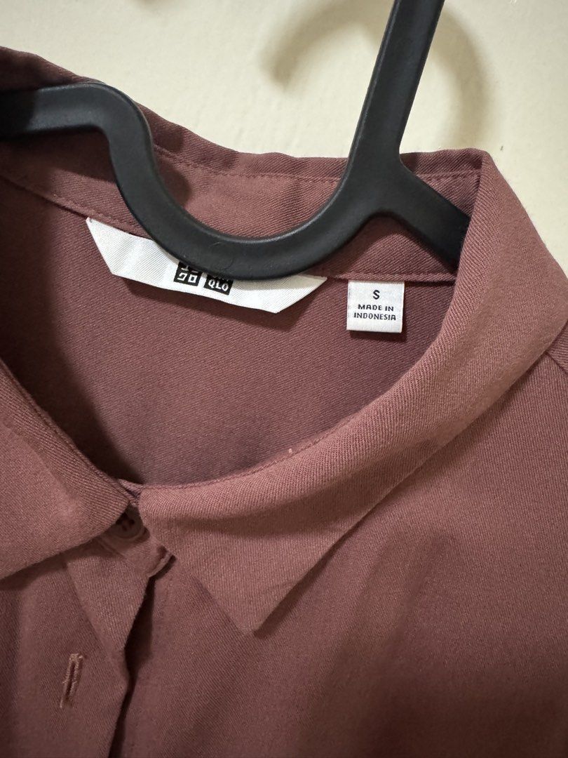Uniqlo Long Sleeve Button Up Shirt (Category: Longsleeves) located in Pasig City. Submitted by phey05 (Listing ID 1464372968, Image 2). Description: Uniqlo long sleeve shirt. Button up front. Classic collar. Made in Indonesia. Simple and versatile piece. Good for work or casual wear. Easy to style..