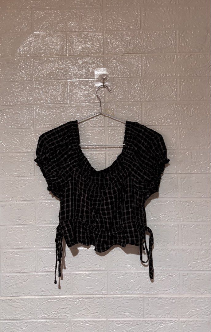 Uniqlo Off shoulder top Goth coquette (Category: Sleeveless) located in Cebu City. Submitted by airahxoxo (Listing ID 1464500513, Image 1). Description: - Cute black and white plaid crop top - Off-shoulder design - Short puff sleeves - Adjustable side ties - Versatile for casual outings or dressing up - Pairs well with jeans or shorts.
