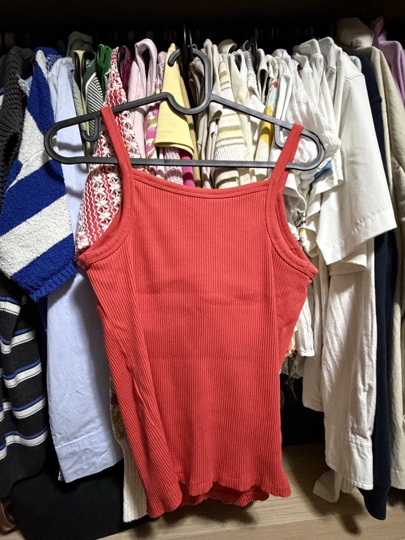 Uniqlo Padded Tank Top (Category: Activewear) located in Quezon City. Submitted by _cjbarrera (Listing ID 1464393480, Image 2). Description: .