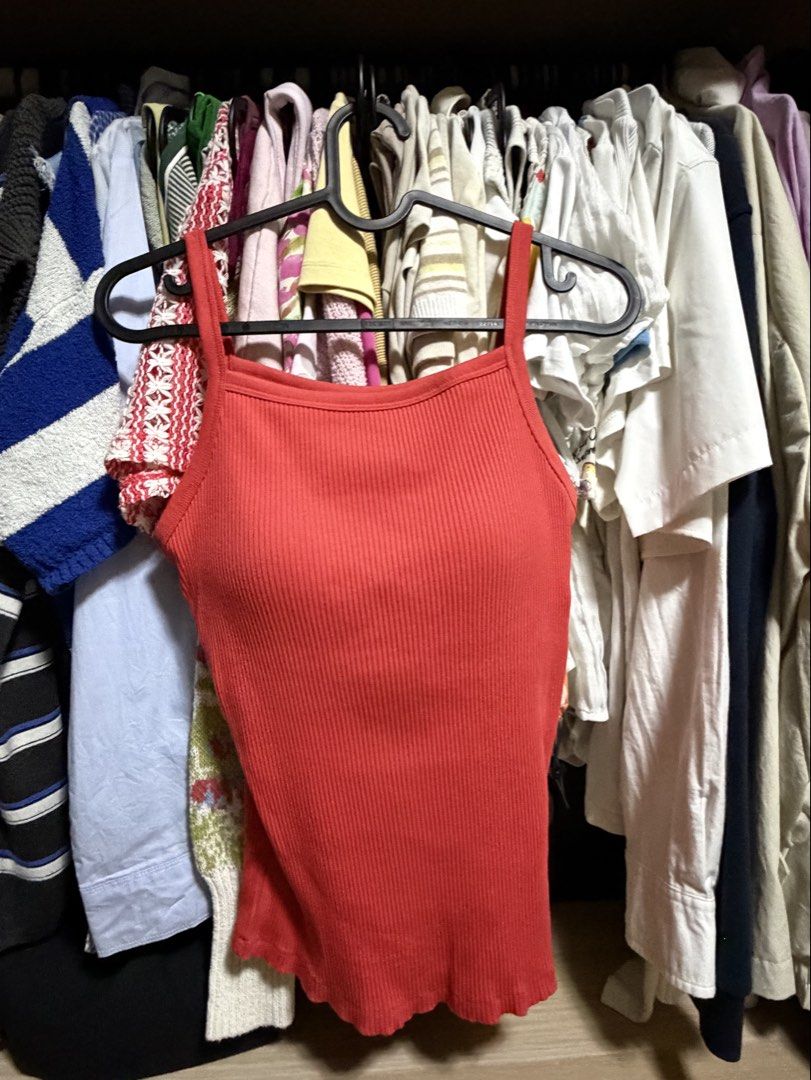 Uniqlo Padded Tank Top (Category: Activewear) located in Quezon City. Submitted by _cjbarrera (Listing ID 1464393480, Image 1). Description: .