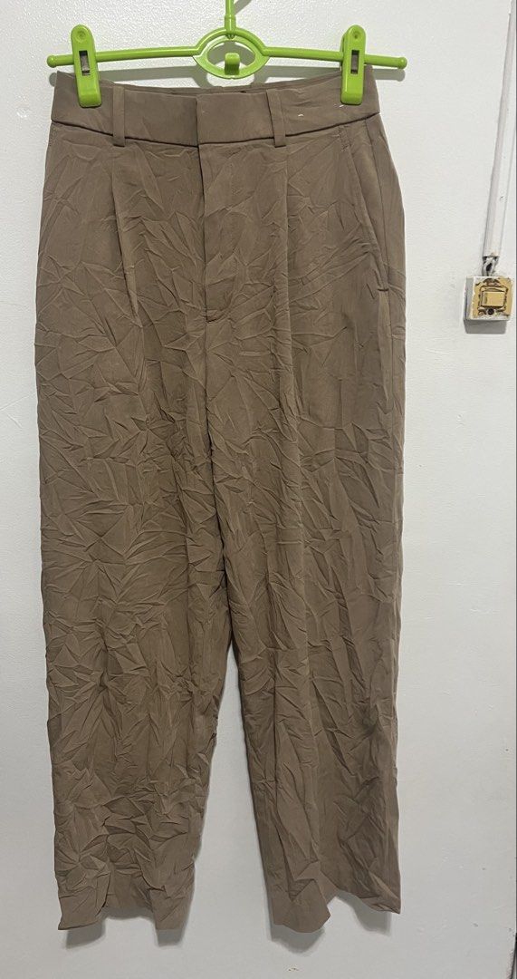 Uniqlo pleated wide pants (Category: Jeans) located in Bulacan. Submitted by arjoeocano-36257 (Listing ID 1464482561, Image 2). Description: Fresh from bale. Uniqlo pleated wide pants Size 26 L38 leg opening 9 450 php Loc: bulacan.
