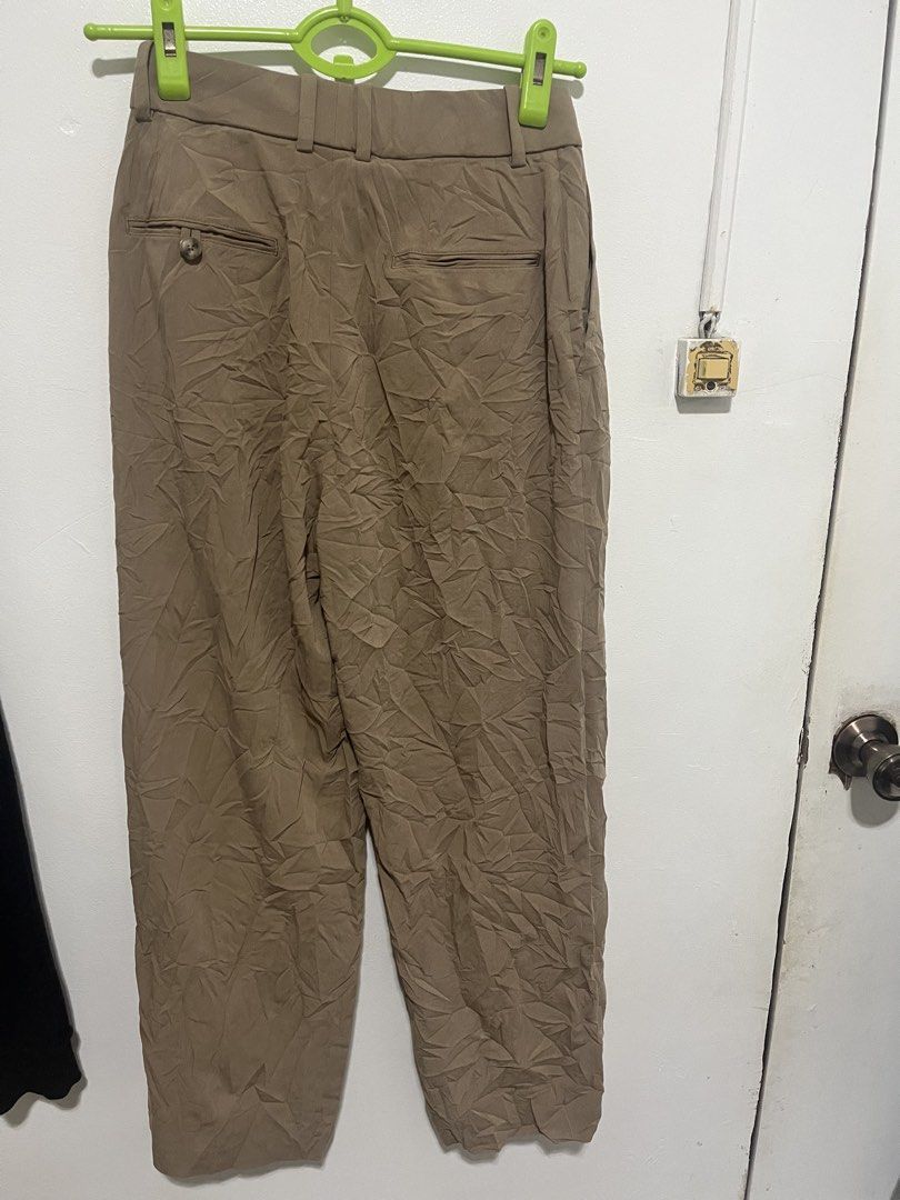 Uniqlo pleated wide pants (Category: Jeans) located in Bulacan. Submitted by arjoeocano-36257 (Listing ID 1464482561, Image 3). Description: Fresh from bale. Uniqlo pleated wide pants Size 26 L38 leg opening 9 450 php Loc: bulacan.