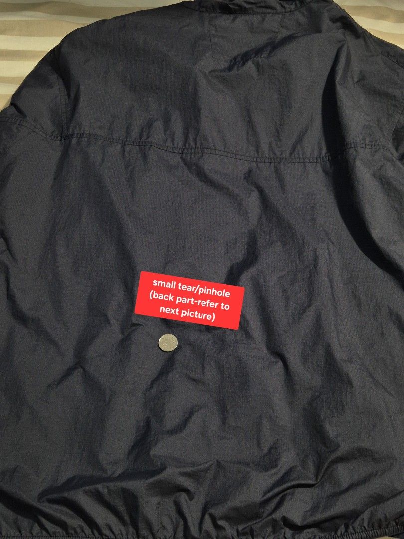 UNIQLO POCKETABLE PARKA (LARGE) (Category: Coats, Jackets and Outerwear) located in Baguio. Submitted by uniq_lyn (Listing ID 1464470310, Image 3). Description: -with super small tear/pinhole (almost unnoticeable).