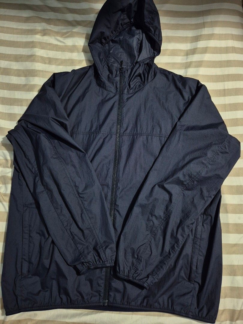 UNIQLO POCKETABLE PARKA (LARGE) (Category: Coats, Jackets and Outerwear) located in Baguio. Submitted by uniq_lyn (Listing ID 1464470310, Image 1). Description: -with super small tear/pinhole (almost unnoticeable).