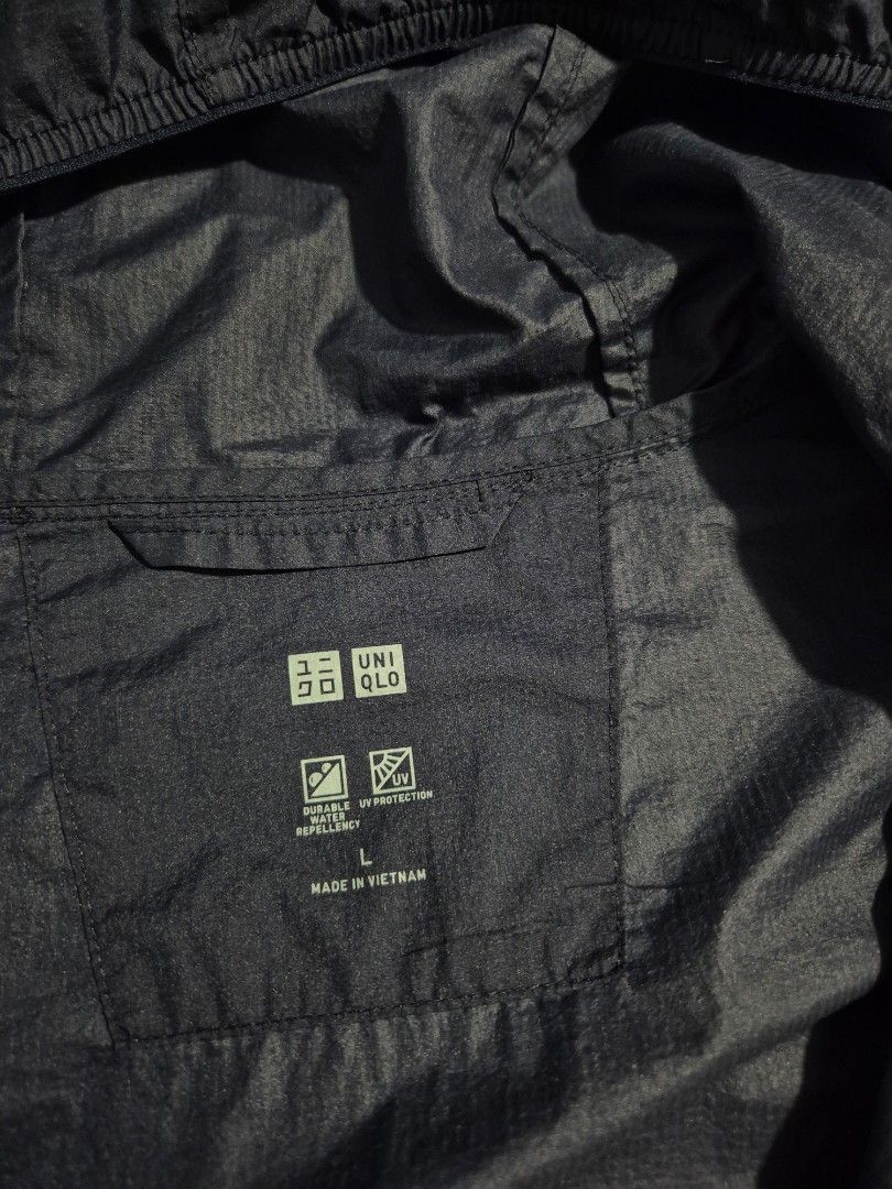 UNIQLO POCKETABLE PARKA (LARGE) (Category: Coats, Jackets and Outerwear) located in Baguio. Submitted by uniq_lyn (Listing ID 1464470310, Image 2). Description: -with super small tear/pinhole (almost unnoticeable).