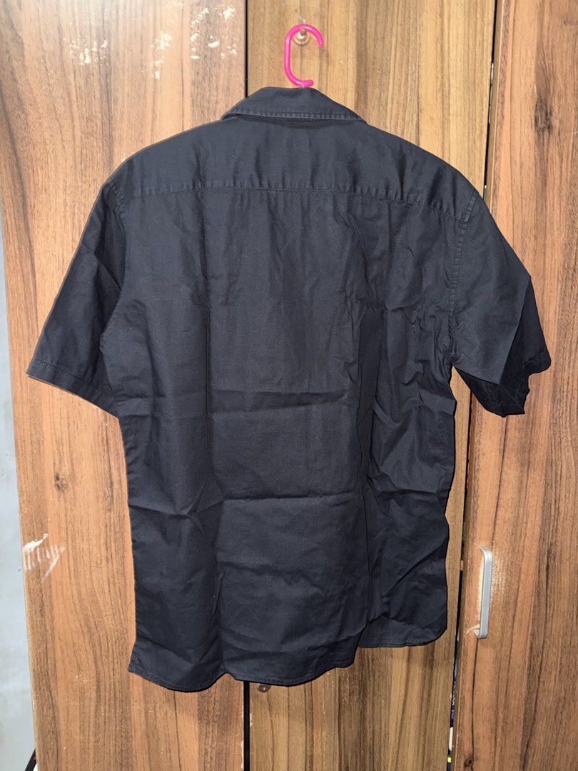 UNIQLO Polo (Category: Tshirts & Polo Shirts ) located in Lipa City. Submitted by raphael_g (Listing ID 1464437807, Image 2). Description: UNIQLO Short Sleeve Shirt Size: Small Dimensions: 19x26.5 Condition: 8.5/10 Price: 400.