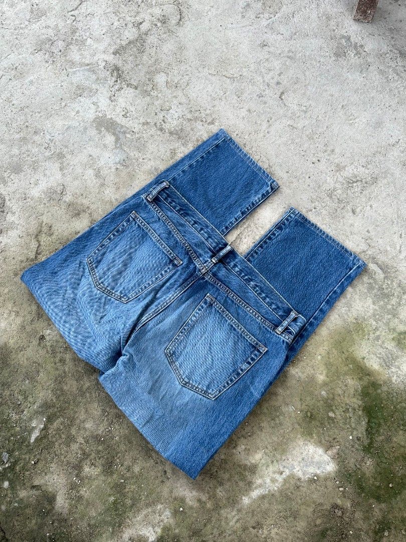 Uniqlo Regular straight (Category: Jeans) located in Davao. Submitted by boss_kel (Listing ID 1464512123, Image 3). Description: Waist: 36-37 Lenght: 38.5 Thigh: 13 Hem: 8.