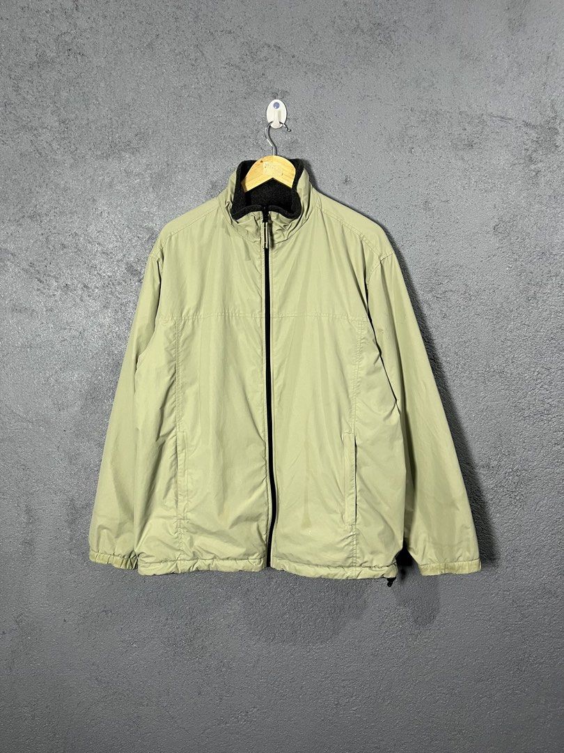 Uniqlo Reversible Jacket Grey Fleece (Category: Coats, Jackets and Outerwear) located in Famy. Submitted by basicthrifted (Listing ID 1464529775, Image 1). Description: - Reversible design: khaki water-resistant shell on one side, cozy grey fleece on the other. - Full zip closure for easy wear. - Functional pockets on both sides. - Perfect for versatile layering..