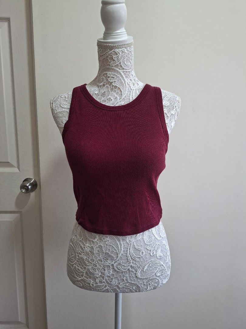 UNIQLO Ribbed Tank Top - Maroon (Category: Sleeveless) located in Pasig City. Submitted by avcan (Listing ID 1464443962, Image 1). Description: - UNIQLO Maroon Ribbed Tank Top - With built in bra - Comfortable Cotton & Spandex Blend - Versatile: Perfect for layering or wearing on its own - Simple and essential wardrobe piece - Check label for specific material and size details - For reference, mannequin dimensions are: Bust: 35" Waist: 27" Hips: 