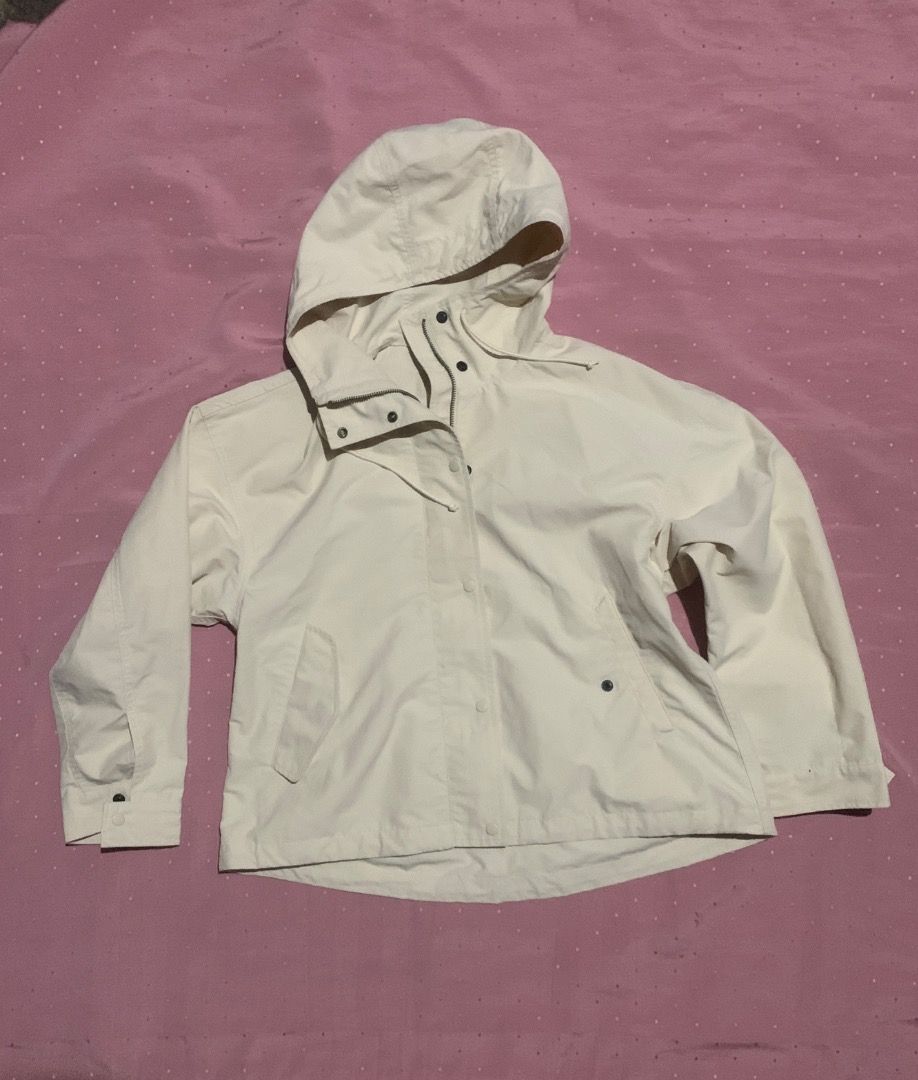 Uniqlo Short Parka (Category: Travel Essentials & Accessories) located in Legazpi City. Submitted by lovedbyjellybeans_ (Listing ID 1464468879, Image 3). Description: Twice used. Good condition. Willing to negotiate the price :)) Sizing details are in the picture. .