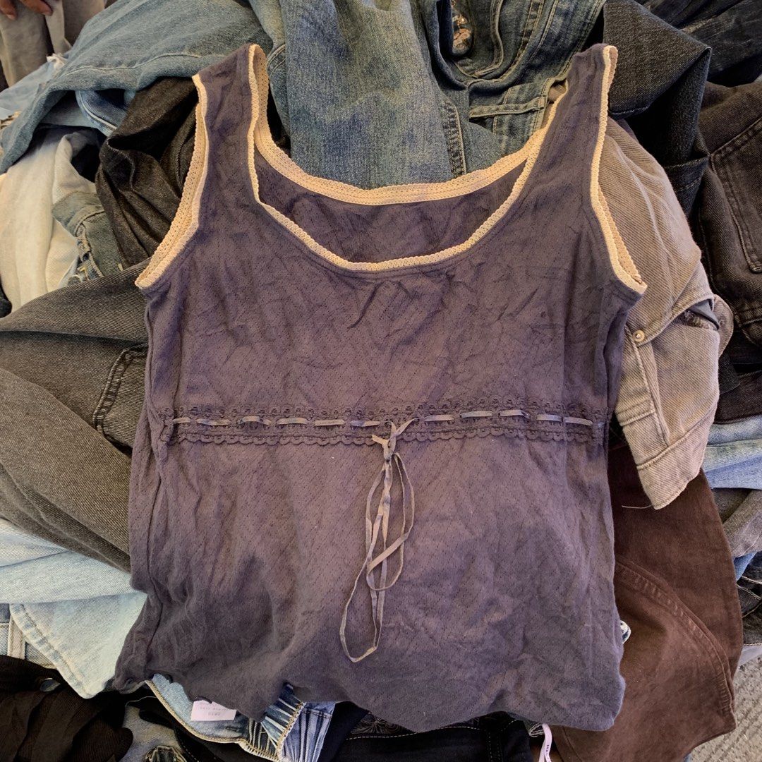 Uniqlo Sleeveless (Category: Sleeveless) located in Kabankalan. Submitted by leans_closet (Listing ID 1464463959, Image 2). Description: .