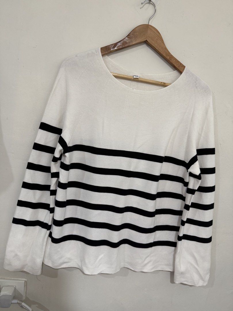 Uniqlo Stripes Knitted Pullover Sweater (Category: Others Tops) located in Manila. Submitted by morningthrifters (Listing ID 1464443330, Image 2). Description: Uniqlo Knitted Pullover sweater Large on tag Brandnew ito at nastock lang sa closet.