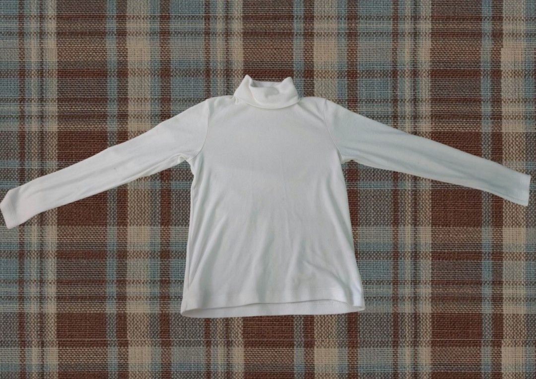 uniqlo turtle neck long sleeves (Category: Longsleeves) located in Calamba. Submitted by helterrskelterr (Listing ID 1464365796, Image 1). Description: .
