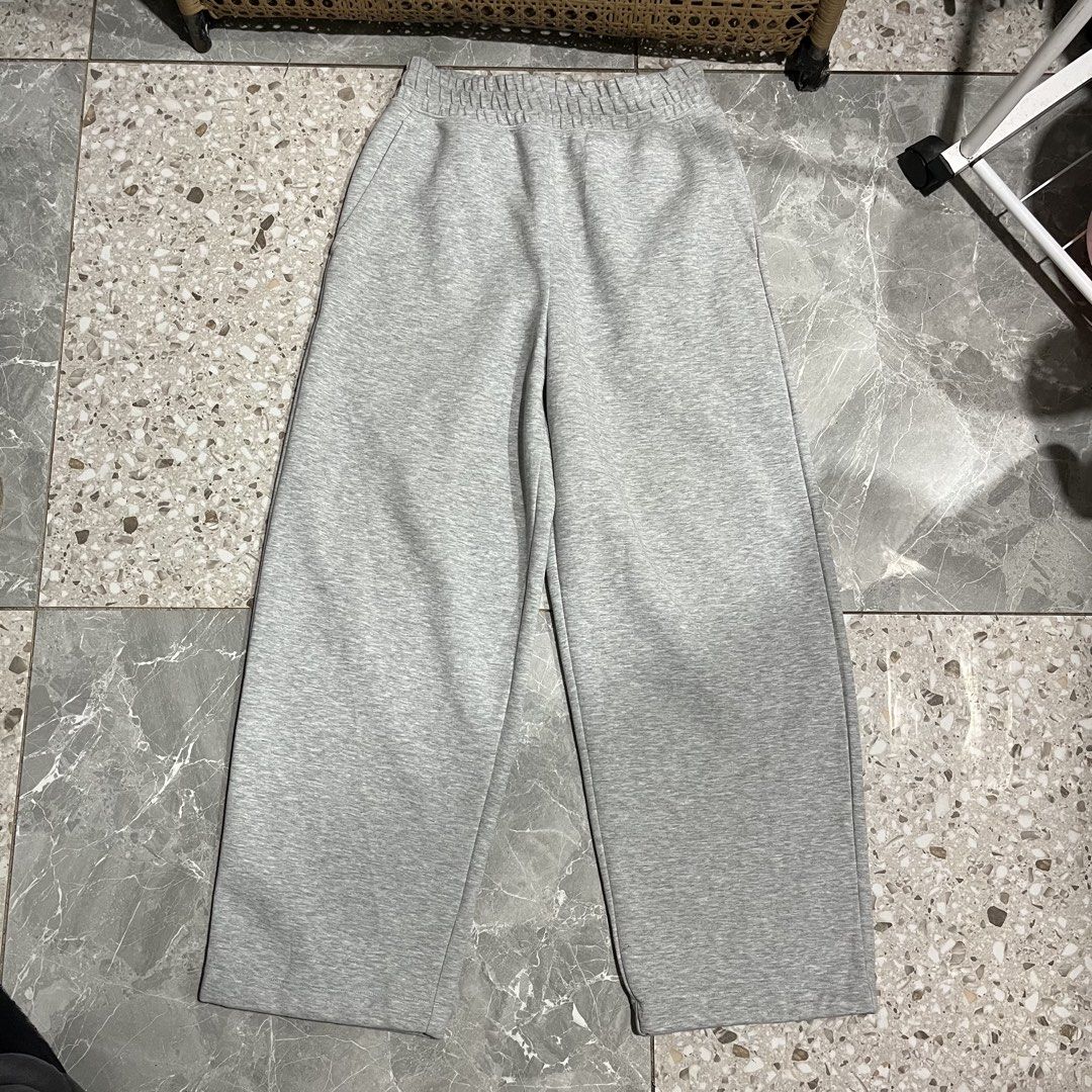 UNIQLO:C WIDE SWEATPANTS (Category: Jeans) located in Iloilo. Submitted by hade2.0 (Listing ID 1464557192, Image 1). Description: EXCELLENT CONDITION NEED WASH ONLY SIZE SMALL ON TAG WAIST 30 - 32 LENGTH 40 HEM 9.5.