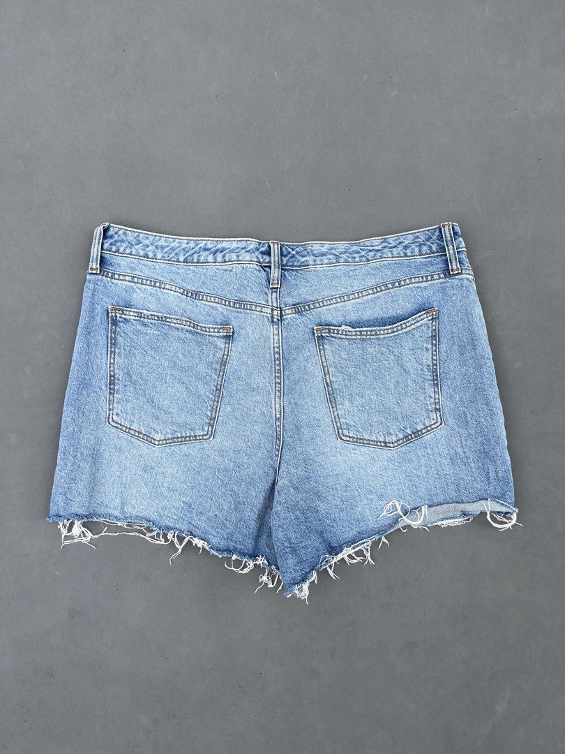 UNIVERSAL THREAD DENIM SHORT (Category: Shorts) located in Quezon City. Submitted by kentstuff (Listing ID 1464420804, Image 3). Description: UNIVERSAL THREAD Waist: 40-42 Length: 14.5 Leg Hole: 14 Condition: Excellent CR: 9.8/10 Issue: ❌.