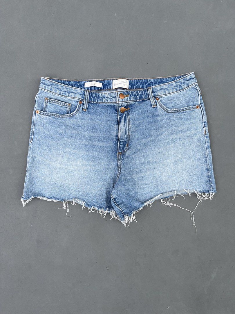 UNIVERSAL THREAD DENIM SHORT (Category: Shorts) located in Quezon City. Submitted by kentstuff (Listing ID 1464420804, Image 1). Description: UNIVERSAL THREAD Waist: 40-42 Length: 14.5 Leg Hole: 14 Condition: Excellent CR: 9.8/10 Issue: ❌.