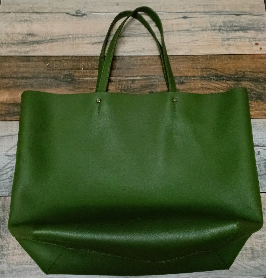 VALENTINO Leather SHOPPERS Tote (Category: Luxury Bags & Wallets) located in Navotas City. Submitted by riyuwi (Listing ID 1464465608, Image 3). Description: PreOwned likeNew Lightly Used Valentino green leather Shoppers tote - leather material - Gold-tone V accent on the front - Ideal for everyday use or travel - Ample interior space for essentials - Comfortable carrying handles Off /Legit. NGA No Other Issue Good Condition 9/10.