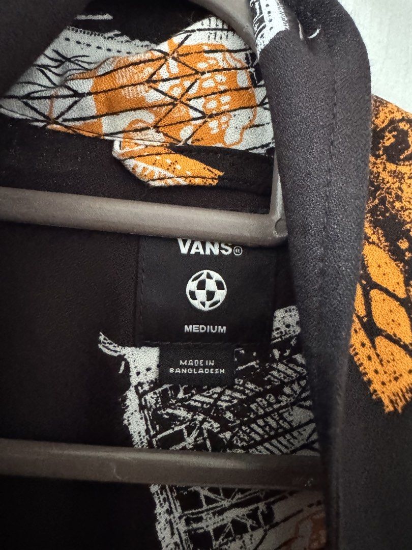Vans (Category: Tshirts & Polo Shirts) located in Sandakan. Submitted by miejemik37077 (Listing ID 1464440960, Image 3). Description: Vans kemeja Size M Condition like new.