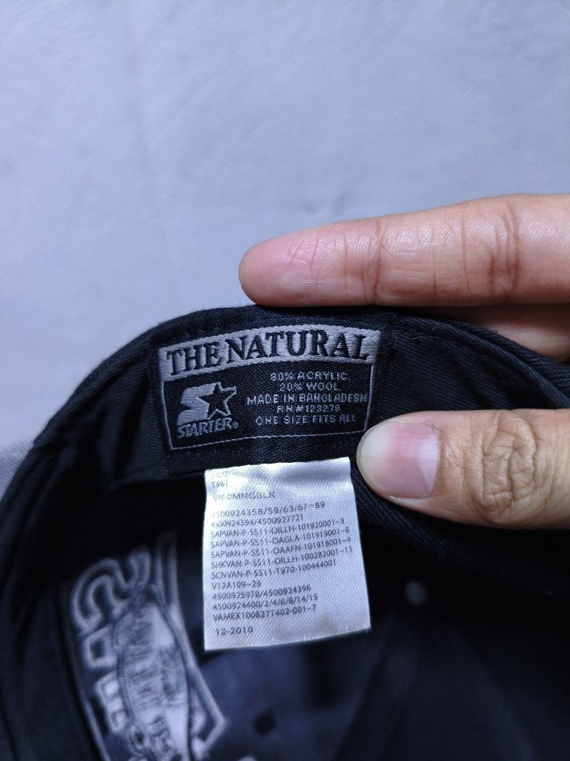 Vans Off The Wall x Starter Cap (Category: Caps & Hats) located in Malilipot. Submitted by aronbigorn96320 (Listing ID 1464470327, Image 3). Description: - Black and grey Vans snapback cap - Features 'Vans Off The Wall Los Angeles' embroidery on the front - Starter logo on the back - Adjustable snap closure for a custom fit - One size fits all - Made in Bangladesh - 80% Acrylic 20% Wool Material - 4 Motholes - Need change snap ( meron akong snap 