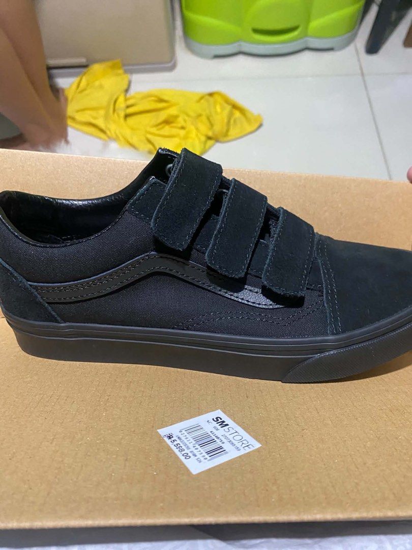 Vans Old Skool V Black Velcro Shoes (Category: Sneakers) located in Valenzuela. Submitted by silverphoenix-1f4e (Listing ID 1464555313, Image 1). Description: rfs: di kasya - Classic black Vans Old Skool V - Features easy velcro straps - All black colorway - Size: US Men 7 / US Women 8.5 - Brand new with original price tag attached - Perfect for daily wear - SUPER SUPER GOOD AS NEW! .